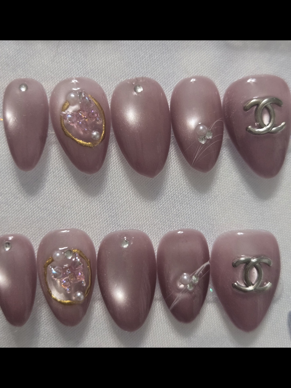 Pearlized Mauve Press-On Nail Set Logo Accents, Short Almond Style